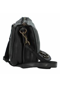 Borsa a tracolla in pelle nera con chiusura a zip, tracolla regolabile e un accento decorativo in metallo. Finitura testurizzata con un design elegante.