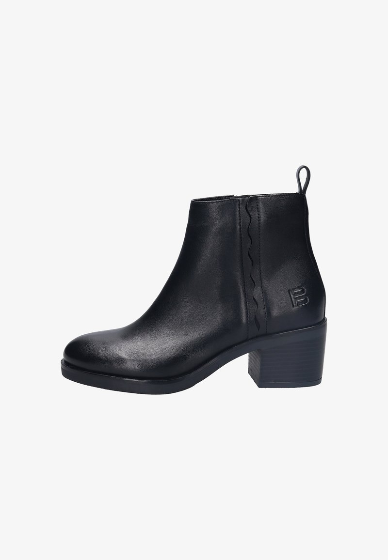 Bottine en cuir noir avec talon bloc, fermeture éclair latérale, languette de tirage et logo "B" embossé sur le côté extérieur.