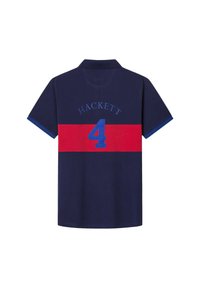 Polo azul marino con franjas rojas horizontales. Presenta el logo "HACKETT" encima de un gran número 4 azul. Mangas cortas y cuello clásico.