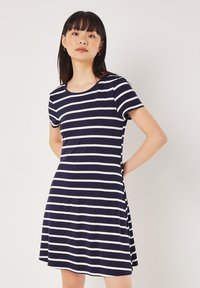 Marineblau-weißer gestreifter kurzärmliger Kleid, enganliegendes Oberteil, fließender Rock, weicher Stoff, runder Ausschnitt, knielang, minimalistisches Design.