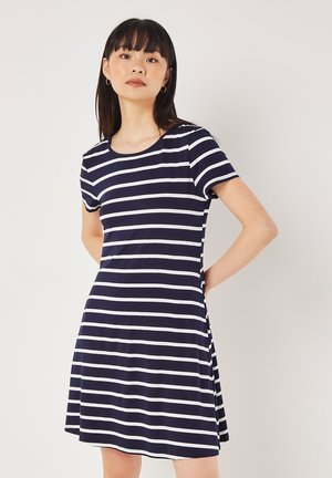 Robe à manches courtes rayée bleu marine et blanche, haut ajusté, jupe fluide, tissu doux, col rond, longueur genoux, design minimaliste.