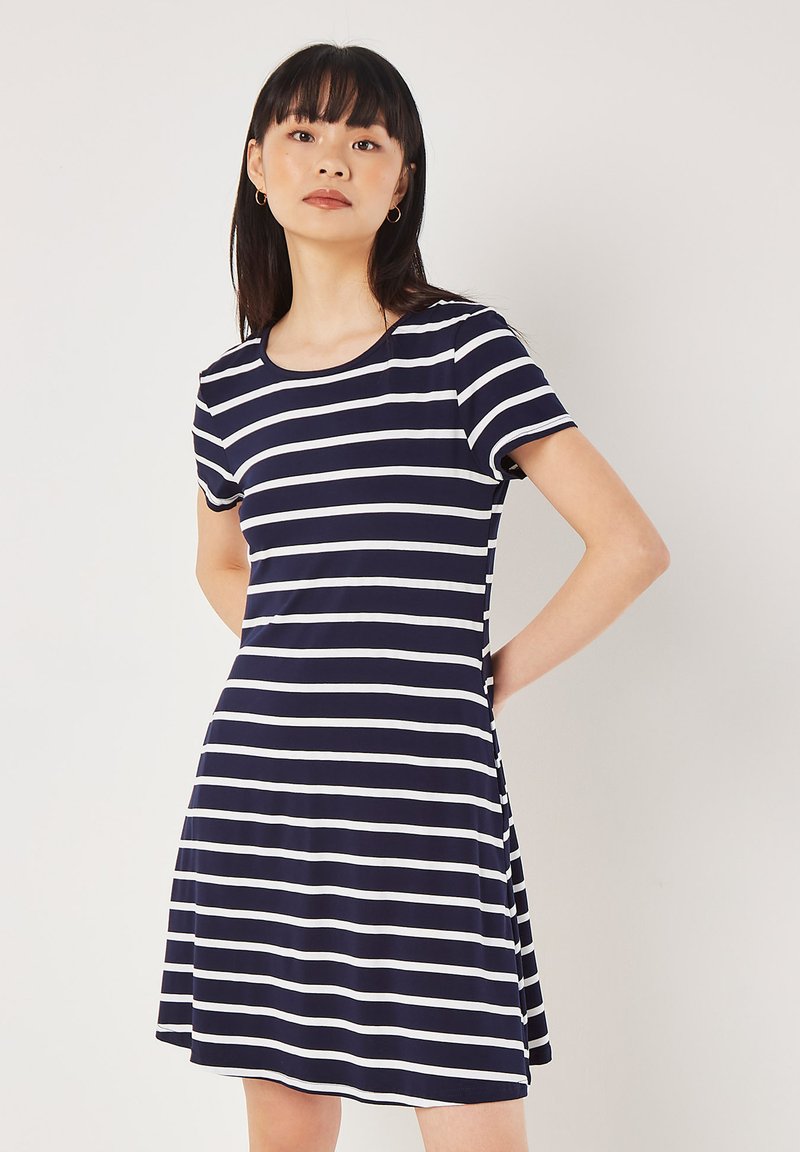 Marineblau-weißer gestreifter kurzärmliger Kleid, enganliegendes Oberteil, fließender Rock, weicher Stoff, runder Ausschnitt, knielang, minimalistisches Design.