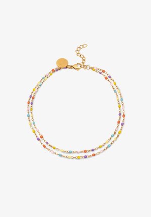 Brazalete de cadena de oro de doble hebra con pequeñas cuentas multicolores y una etiqueta redonda de oro cerca del cierre de langosta.
