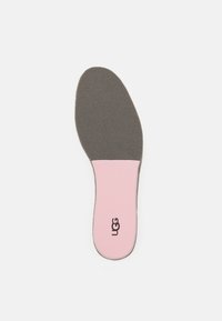 Sivi uložak s ružičastim dijelom, sa soft teksturom i zaobljenim oblikom. UGG logo ispisan blizu dna.