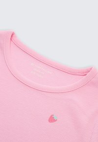 Różowa prążkowana koszula z okrągłym dekoltem i małą grafiką truskawki na piersi, oznaczona rozmiarem 116/122 i marką Tom Tailor.