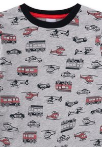 Graues T-Shirt mit wiederholten Mustern roter und schwarzer Fahrzeuge, darunter Feuerwehrautos, Polizeiautos und Hubschrauber, mit schwarzem Halsausschnitt.