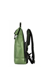 Sac à dos vert et noir en tissu texturé ; dispose d'une poignée supérieure, d'une fermeture éclair et de bretelles rembourrées pour le confort.