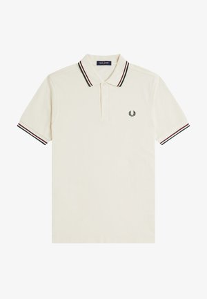 Beiges Poloshirt mit kurzen Ärmeln, kontrastierenden schwarzen und roten Streifen am Kragen und an den Ärmelbündchen, Zweiknopf-Leiste und kleinem schwarzen Lorbeer-Logo auf der Brust.
