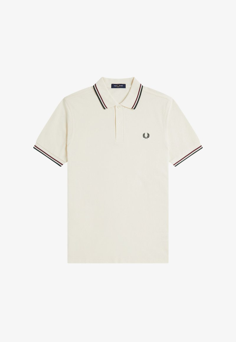 Polo crema con maniche corte, righe a contrasto nere e rosse sul colletto e sui polsini, chiusura con due bottoni e piccolo logo alloro nero sul petto.