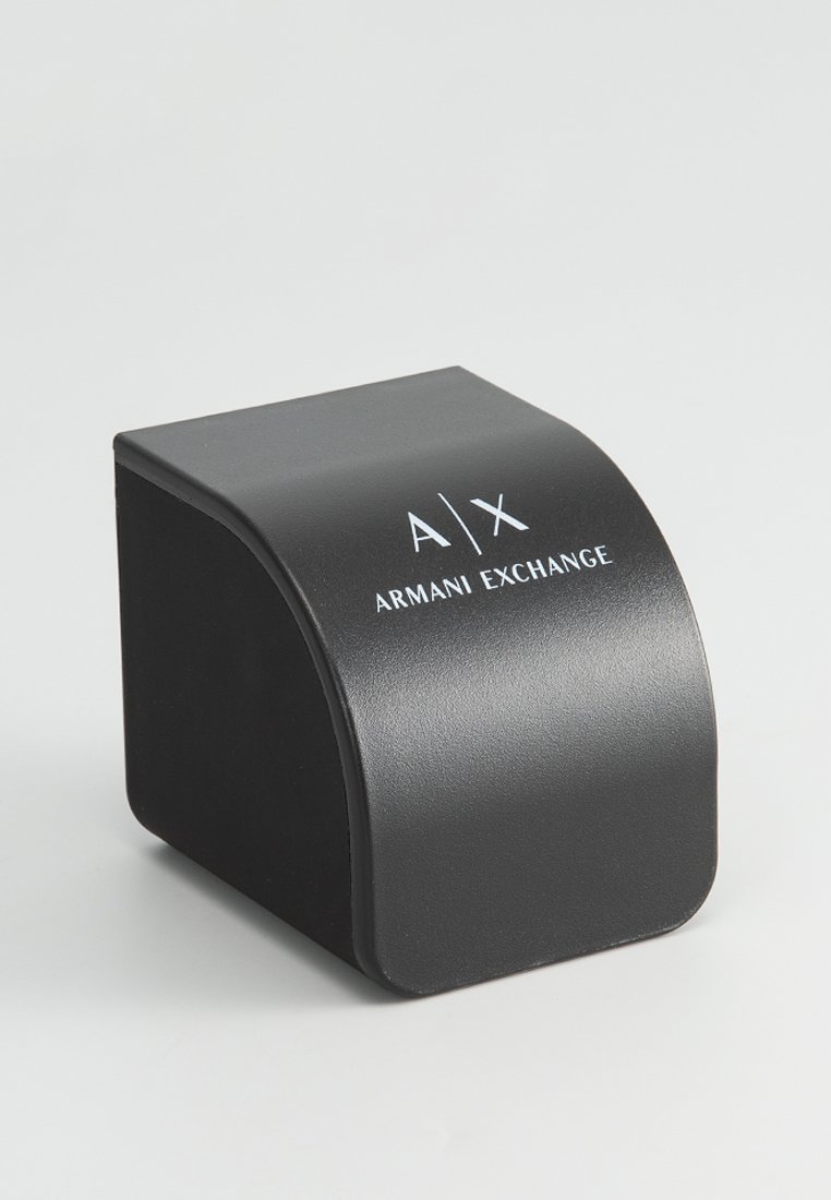 Czarny prostokątny karton z zaokrąglonym wierzchem, z białym napisem "A/X ARMANI EXCHANGE" z przodu. Gładkie, matowe wykończenie.