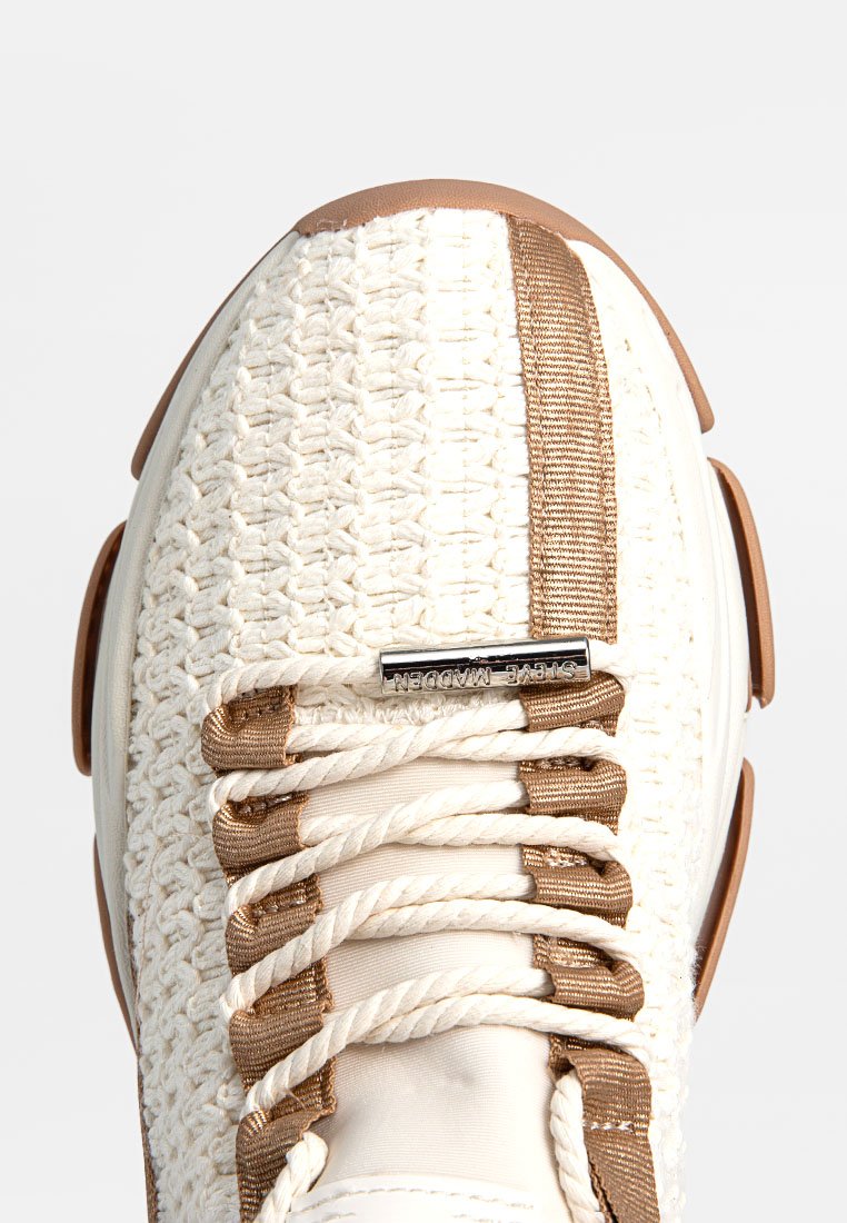 Szydełkowane sneakersy w kremowym kolorze z brązowymi akcentami. Posiadają pleciony design sznurowadeł, teksturowaną cholewkę oraz detal z logo z boku.