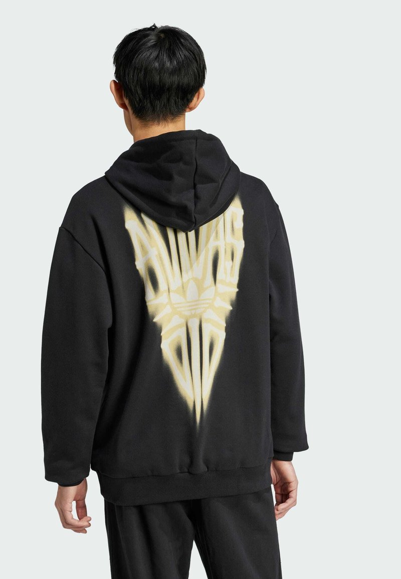 Juodas džemperis su dideliu geltonu grafiniu piešiniu nugaros pusėje, vaizduojančiu stilizuotą „ALWAYS“ tekstą ir Adidas logotipą. Pagamintas iš medvilnės mišinio, laisvas pjūvis.