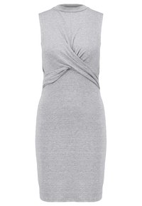 Harmaa hihaton mekko, jossa on korkea kaulus ja kiertynyt etuosan muotoilu. Valmistettu pehmeästä, joustavasta kankaasta, jossa on sileä pinta.
