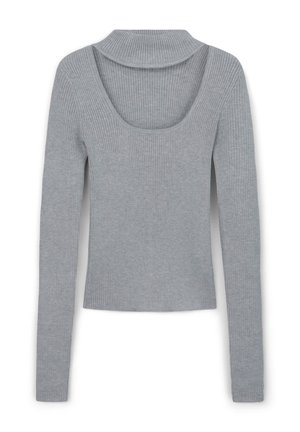 Pull en maille gris clair à manches longues avec une texture côtelée, présentant un grand col dégagé et une silhouette ajustée.