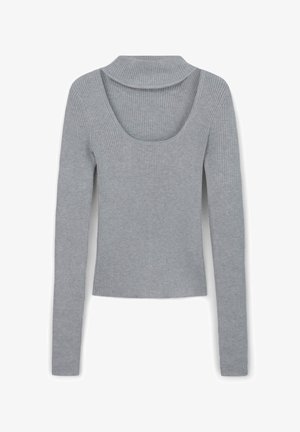 Pull en maille gris clair à manches longues avec une texture côtelée, présentant un grand col dégagé et une silhouette ajustée.