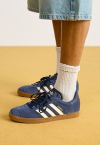 adidas Originals GAZELLE TERRACE ICONS UNISEX - Treniņu apavi - legend ink/off white/dark football gold