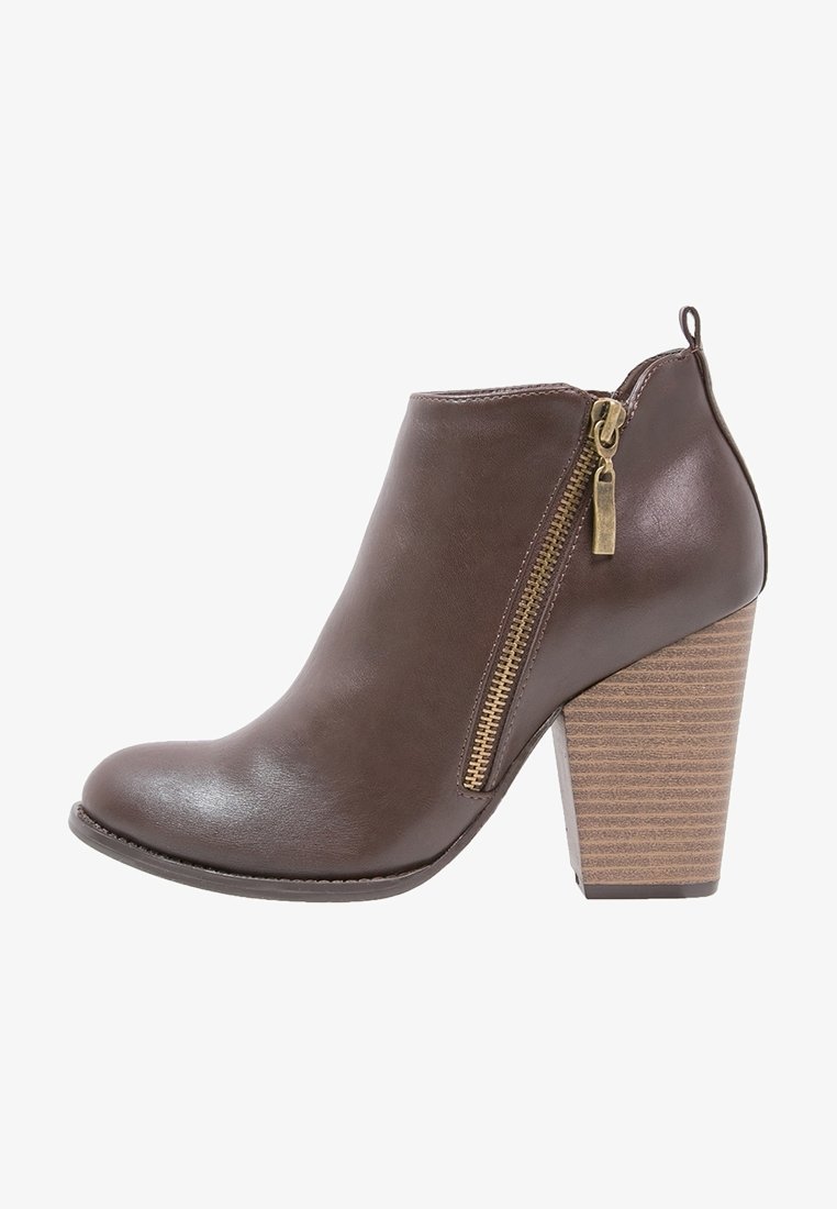 Bottine en cuir marron avec talon bloc empilé et fermeture éclair latérale, dotée d'une languette de tirage à l'arrière.