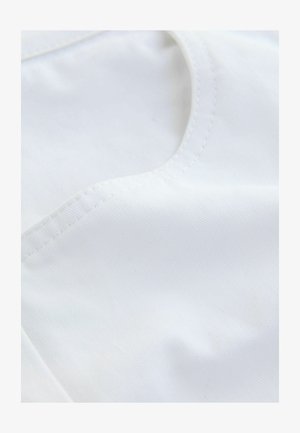 Tessuto bianco con una texture liscia, dotato di scollatura curva e dettagli di cucitura precisi. Il materiale appare leggero e morbido.