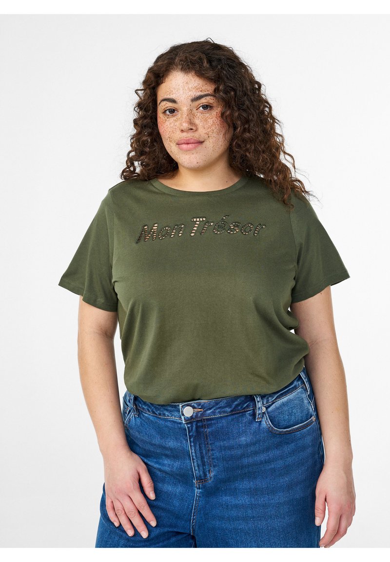 Olijfgroen T-shirt van zacht katoen, met de tekst "Mon Trésor" in een subtiel, glanzend ontwerp. Korte mouwen en een ronde halslijn.