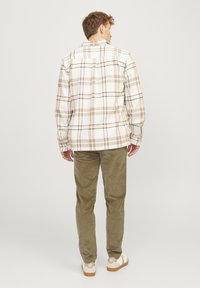 Jack & Jones JWHACE JJHARVEY - Pantaloni - elmwood