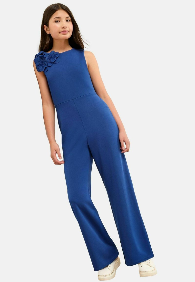 Mono azul con corsé ajustado y pantalones fluidos. Presenta un gran detalle de flor en el hombro izquierdo. Hecho de tela suave y elástica.