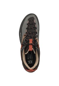 Scarpe da arrampicata nere e grigie con accenti arancioni, parte superiore in mesh e sintetico, colletto imbottito, suola testurizzata e sistema di chiusura con lacci.