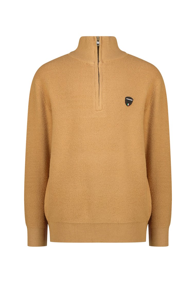 Sweter w kolorze musztardowym z pół-zapinanym kołnierzem, żebrowaną teksturą i małą naszywką z logo na klatce piersiowej. Luźny krój i długie rękawy.