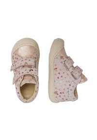 Roze peuterschoenen met hartpatronen, gemaakt van synthetisch materiaal. Beschikt over twee klittenbandsluitingen en een gestructureerde rubberen zool.