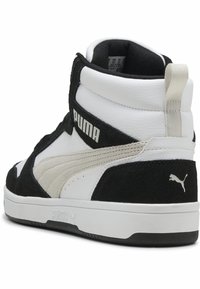 Čierne a biele vysoké tenisky s semišovými a koženými materiálmi, so výrazným logom PUMA a kontrastnými krémovými akcentmi.