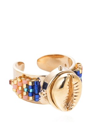 Bague ouverte couleur or avec un motif central en coquillage cauri et des accents multicolores de perles bleu, rose et or sur la bande.