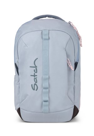 Hellblauer Rucksack der Marke Satch mit vertikalem vorderem Riemen, Seitentaschen und pinkfarbenen Reißverschlussanhängern, von vorne vor weißem Hintergrund gezeigt.