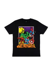 Sort T-shirt med et farverigt comic-stil print af superhelte med græskar, en fuldmåne og flagermus i Halloween-tema.