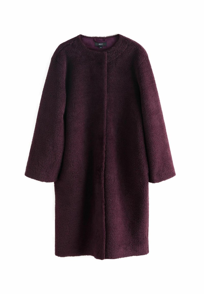 Burgunderfarbener Mantel aus strukturiertem, fusseligem Material. Verfügt über einen runden Halsauschnitt, lange Ärmel und einen geraden Schnitt. Keine sichtbaren Verschlüsse.