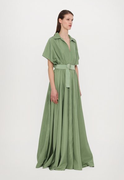 Vestido longo de algodão verde com gola, mangas curtas, um cinto na cintura e saia fluída. Textura suave com um corte descontraído.