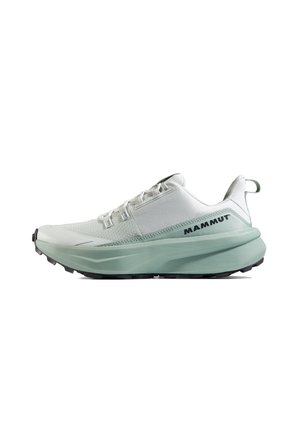 Chaussure de running Mammut blanche et vert clair avec une semelle épaisse et une tige en mesh, vue de côté sur fond blanc.