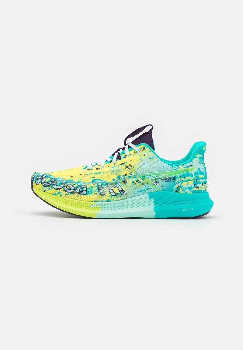 Chaussure de course avec un dessus vibrant jaune et turquoise, orné d'un motif, avec des accents noirs et une semelle amortissante en FlyteFoam.