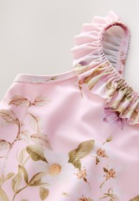 Costum de baie roz cu modele florale, având margini cu volane pe bretele, textură netedă și material moale. Design detaliat cu frunze și flori.