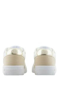 Scarpe sportive bianche e beige con accenti dorati metallici, forma arrotondata, pannelli testurizzati e una suola in gomma bianca imbottita.