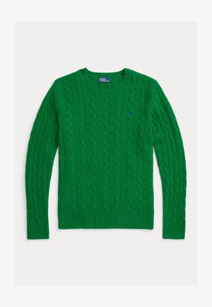 Groene kabelgebreide trui met ronde hals, geribde manchetten en zoom. Heeft een klein blauw logo op de borst. Zachte textuur.