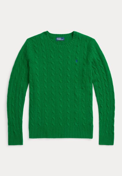 Pull en tricot vert avec un col rond, des poignets et un ourlet côtelés. Présente un petit logo bleu sur la poitrine. Texture douce.