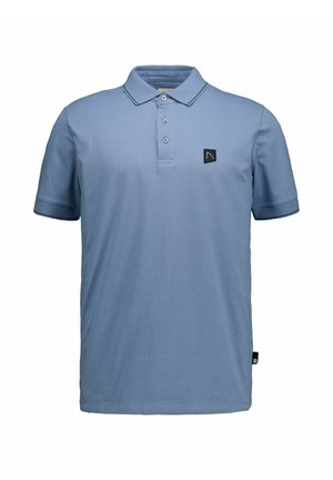 Vaaleansininen lyhythihainen poolopaita, jossa on kaksinappinen nappilista, pieni musta logopilkku vasemmassa rinnassa ja tikatut hihansuut.