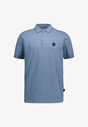 Lichtblauw poloshirt met korte mouwen, twee knopen bij de hals, een klein zwart logo aan de linkerkant van de borst en gestikte mouwranden.