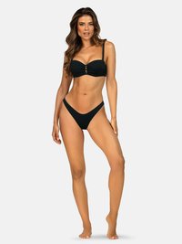 Czarny zestaw bikini z biustonoszem bandeau o marszczonym wzorze i złotym akcentem, w połączeniu z niskimi, slim-fit majtkami. Gładki materiał.