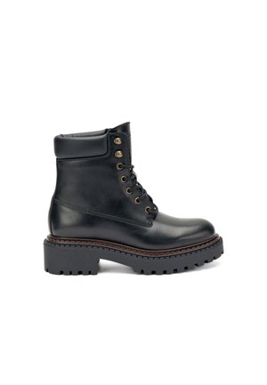 Bottines en cuir noir avec une semelle à crampons épaisse et texturée, un bout arrondi, des œillets dorés et un col rembourré pour un confort supplémentaire.