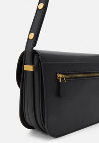 Černá kožená crossbody taška s plochým tvarem, vybavená zlatým zipem, hladkou texturou a patentními knoflíky na popruhu.