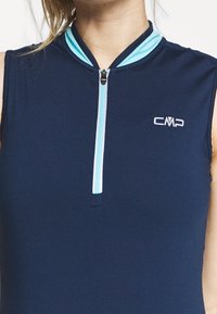 Top atlético sin mangas en color azul marino con media cremallera y detalles en azul claro. Logo de CMP en la parte delantera, confeccionado en un material suave y elástico.