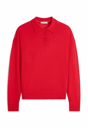 Rode poloshirt met lange mouwen, drie knopen aan de voorkant en een klein Tommy Hilfiger-logo op de linkerborst.