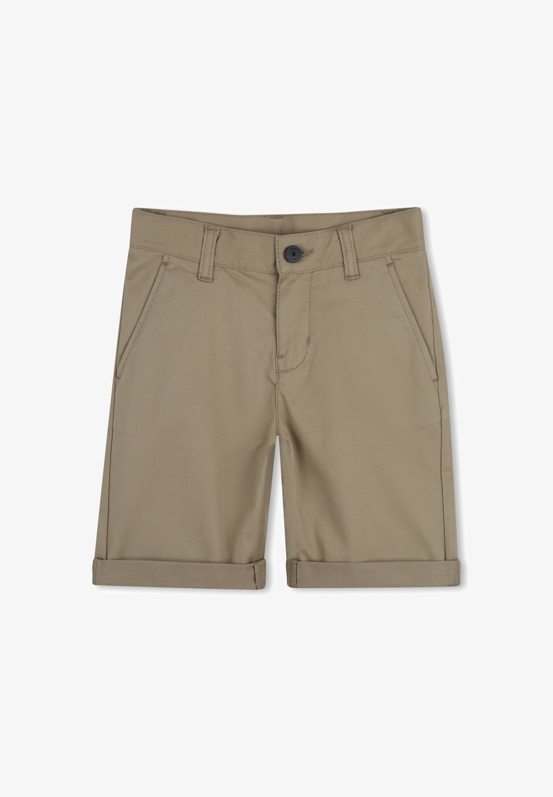 Shorts marron clair en tissu résistant, dotés d'une fermeture à bouton, de passants pour ceinture et d'un revers roulé. Comprend des poches avant et des coutures discrètes.