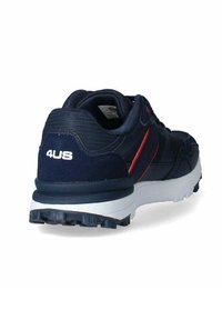 Scarpe da ginnastica color navy con tomaia in mesh testurizzato, striscia rossa in accento e suola intermedia bianca; dotate di una suola nera robusta per una migliore trazione.