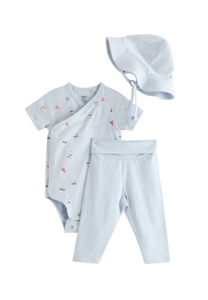 Lyseblåt babysæt med bodysuit med maritimt print, ensfarvede bukser og matchende solhat med hagerem på hvid baggrund.